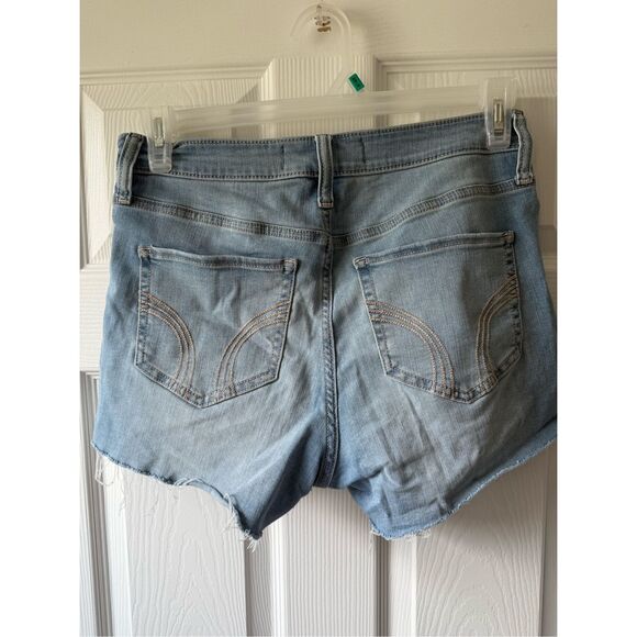 Hollister Women's Size 10 Curvy Lightwash Ultra High-Rise Mom Short 3 Inch Distr - Picture 2 of 3